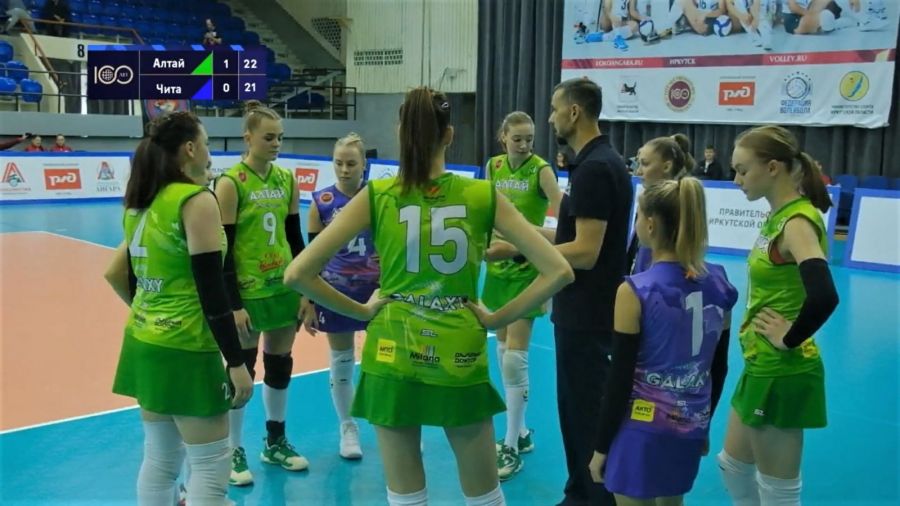 Поворотный момент игры. При счёте 22:21 тренер "Алтая-АГАУ" Антон Колбунов взял во второй партии важный тайм-аут, чтобы скорректировать игру команды в концовке сета