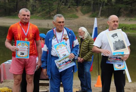 В Барнауле участники двухсуточного заплыва в холодной воде «Доплыть до Победы» преодолели более 150 км (фото).