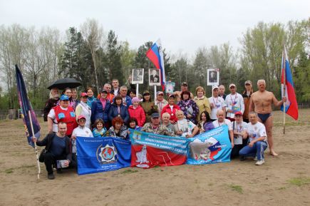 В Барнауле участники двухсуточного заплыва в холодной воде «Доплыть до Победы» преодолели более 150 км (фото).