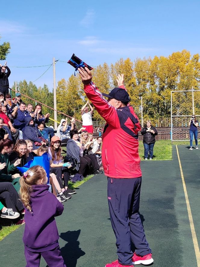 Валерий Манаков с тем самым конвертом. Фото из чата юбиляра
