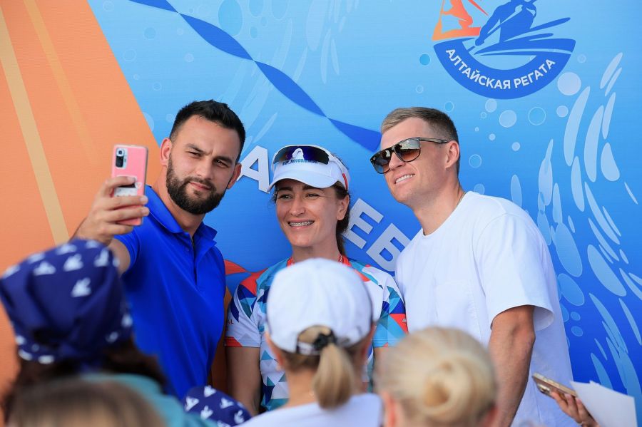 Во время "Алтайской регаты" Александр и Юрий провели автограф- и фотосессию со зрителями. Фото: Пресс-центр AAACUP