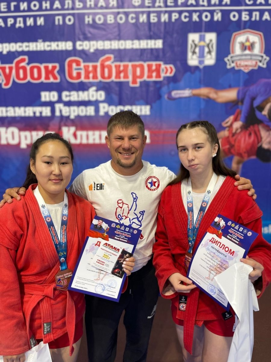 Харагай Ооржак, Александра Чернецова и тренер Павел Теренин. Фото: Новосибирская региональная федерация самбо