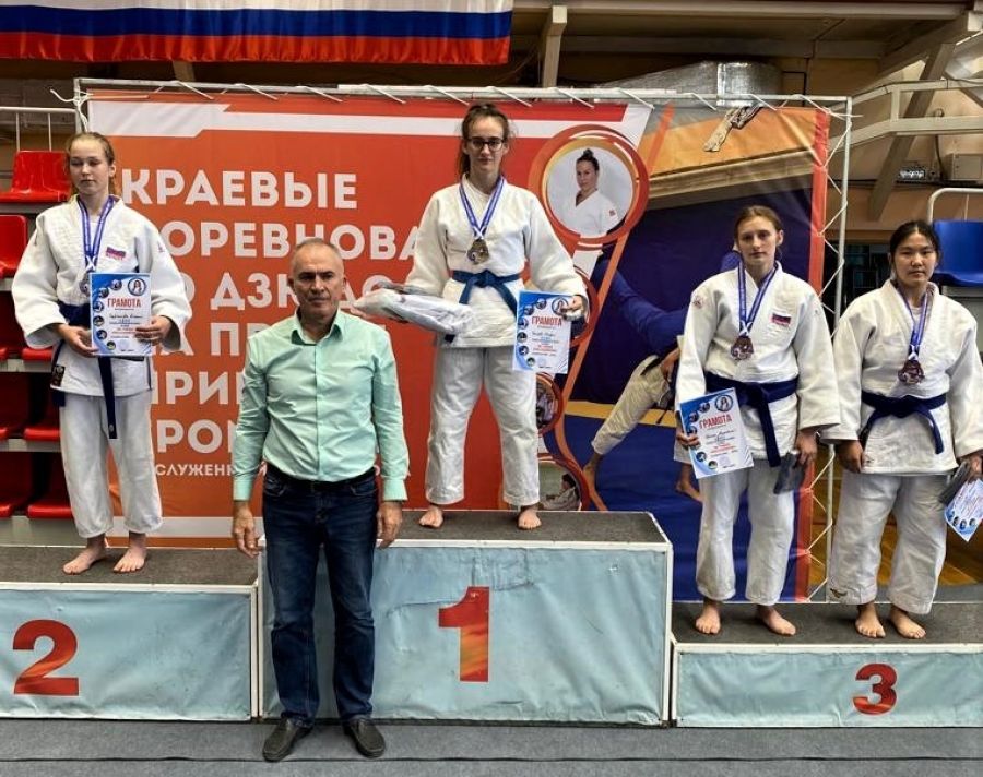 Призовой пьедестал весовой категории 57 кг в соревнованиях девушек до 18 лет. Фото участниц турнира