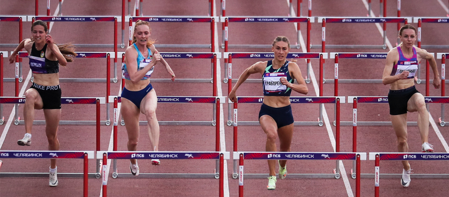 Подопечная Клевцова Виктория Погребняк (крайняя слева)  добилась заметного прогресса в барьерном спринте благодаря соперничеству с белорусскими спортсменками. Фото: ВФЛА 