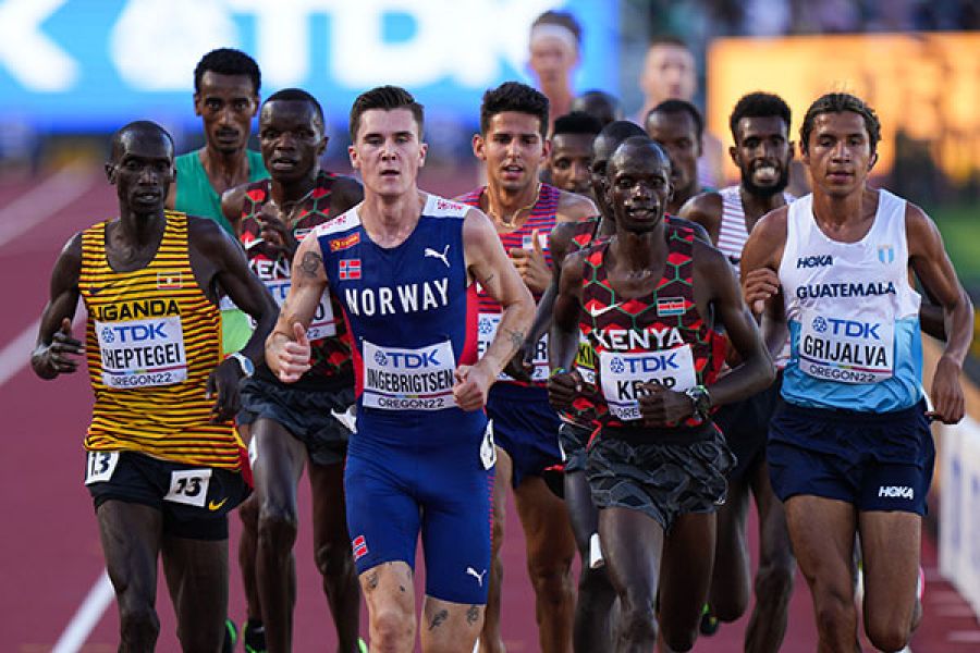 Норвежец Яков Ингебригтсен обгоняет всех африканцев. Фото: Wang Ying/Синьхуа, globallookpress.com