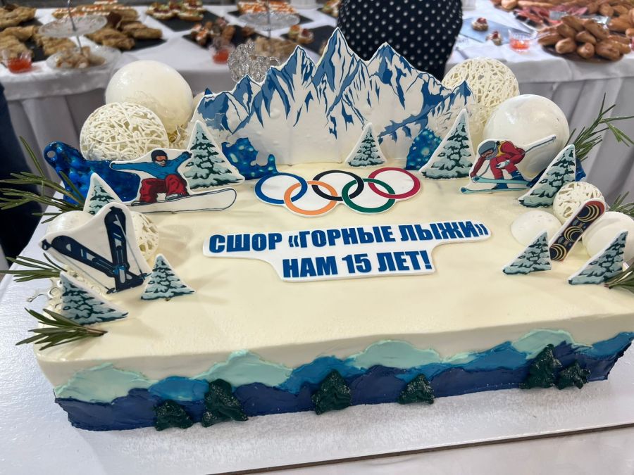 Праздничный торт оказался и красивым, и очень вкусным!