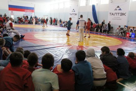 В Алтайском центре самбо прошёл межрегиональный турнир, посвящённый Дню Победы, на призы группы компаний «ТАЛТЭК» (фото).