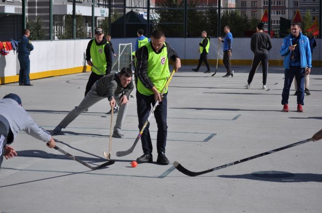Огнеборцы не могут проиграть! В Барнауле прошёл турнир по хоккею "Настольник" среди команд МЧС