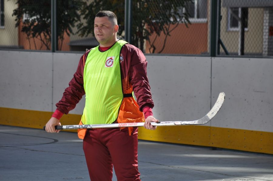 На фото: главный форвард барнаульского футбольного клуба "Темп" Роман Сычев (по профессии пожарный) осваивает новый для себя вид спорта