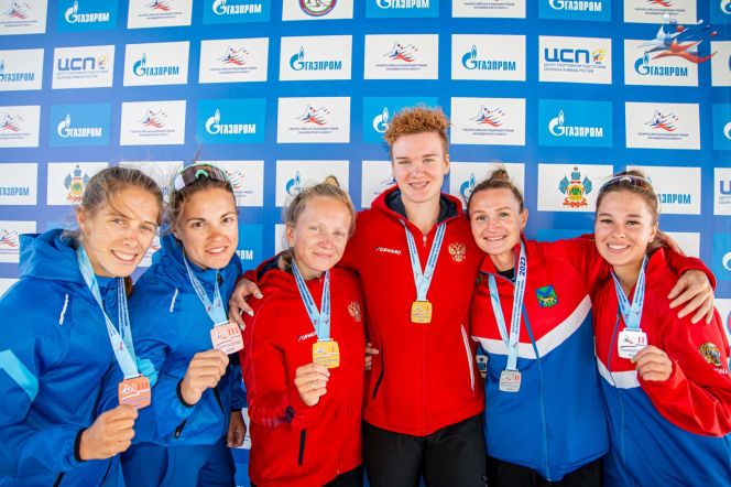 Байдарочницы Виталина Пискун и Юлия Бабашинская - победительницы на дистанции 500 метров. Фото: ФГБКР