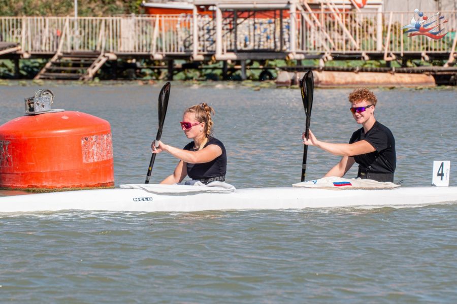 Байдарочницы Виталина Пискун и Юлия Бабашинская - победительницы на дистанции 500 метров. Фото: ФГБКР