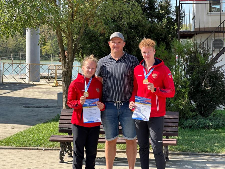 Виталина и Юлия с главным тренером сборной Алтайского края Александром Сухим