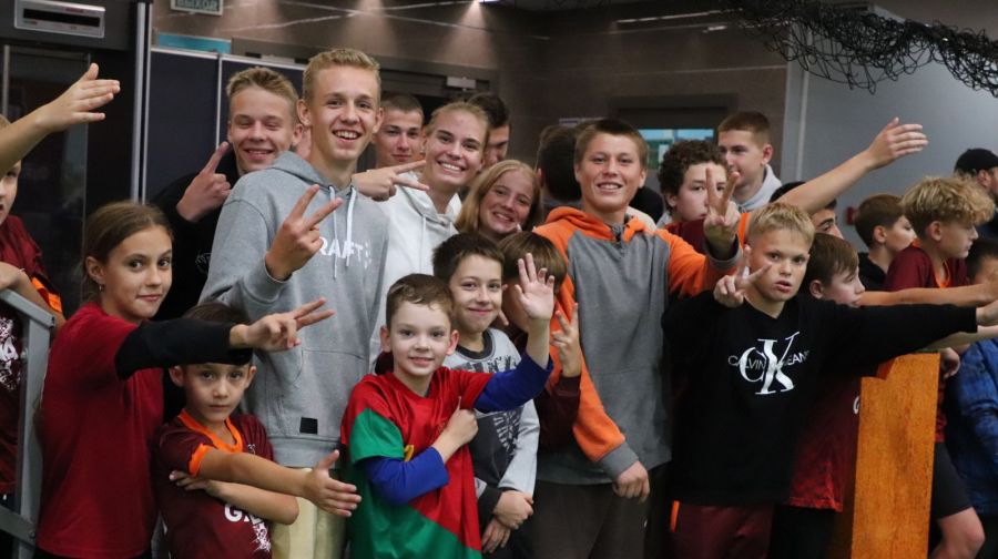 На домашних матчах "Темпа" всегда много юных болельщиков. Фото: "Алтайский спорт" 