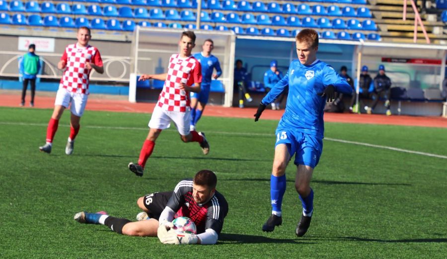 Фрагменты матча "Новосибирск-М" - "Полимер". Фото: "Алтайский спорт"