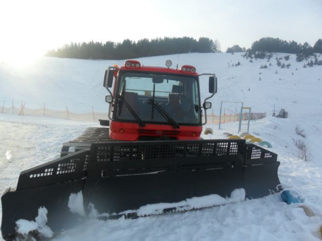 В краевую спортшколу "Горные лыжи" поступил новый ратрак для подготовки горнолыжных трасс. 