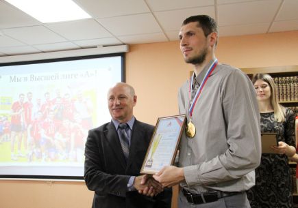 В АлтГУ состоялось чествование мужской волейбольной команды «Университет» – победителя Высшей лиги «Б» (фото).