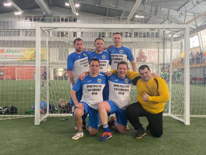 Команда Прокуратуры Алтайского края - победительница футбольного турнира спартакиады госслужащих. Фото предоставлено участниками соревнований  