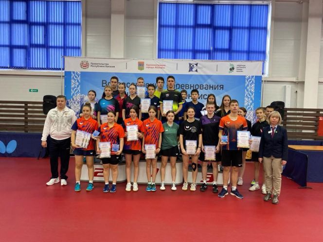 «Огни Саян» с золотым отливом. Теннисисты Алтая успешно выступили в Абакане 