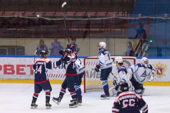 Хоккеисты «Динамо-Алтая» на выезде уступили саратовскому «Кристаллу» - 2:6