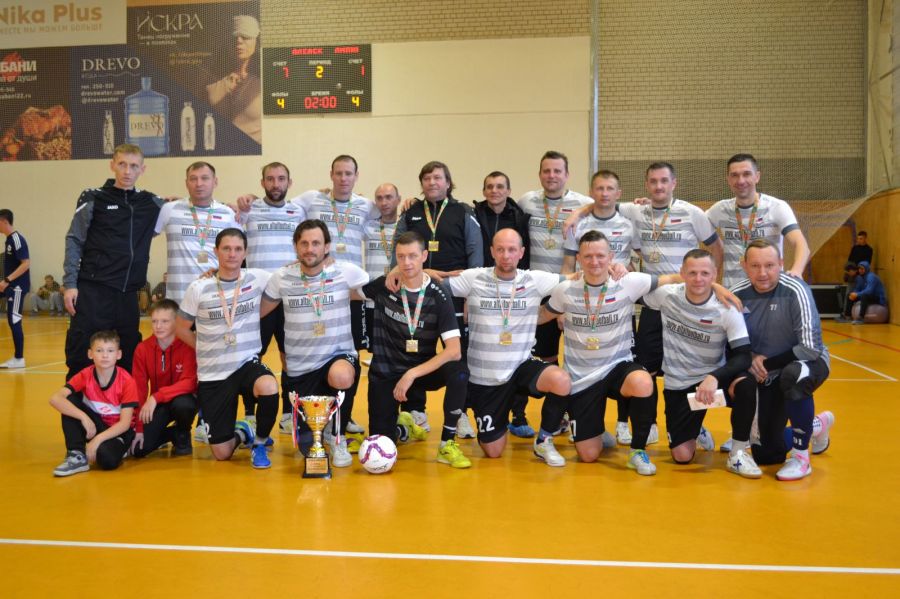 "Brain menedzer" и "РОСАГРО" сыграли в финале Кубка Легенд АКАМФ по летнему-мини-футболу. Фото: Алексей Кучерявых