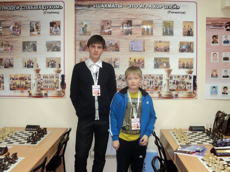 Алишер Сулейменов (справа) в Барнауле, 2013 год. Рядом – его соперник из сборной Алтайского края Михаил Ефанов