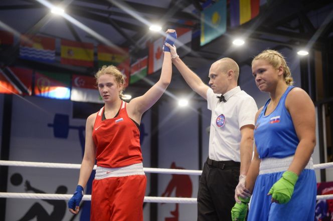 Анастасия Грибанова выигрывает финальный поединок! Фото: Федерация бокса России