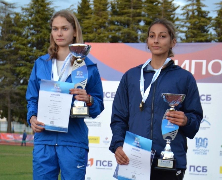 Милана Таранец (справа) и Полина Токарева разделили первенство в многоборье. Фото: ВФЛА