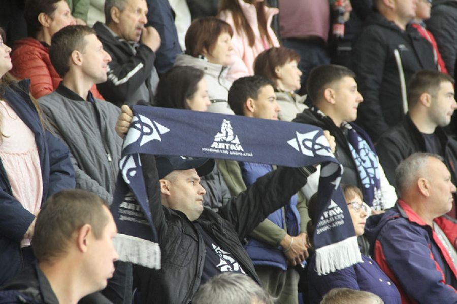 Дайте нам время: директор ХК «Динамо-Алтай» о старте сезона и спорах с болельщиками