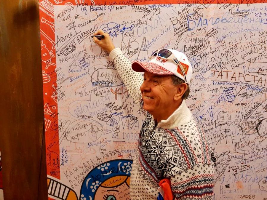 Олимпийская "стена дружбы". Фото из архива Сергея Кизилова