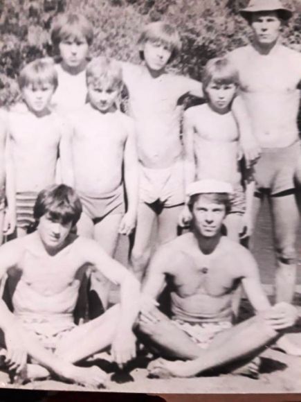 Юный Сергей Кизилов (внизу справа)