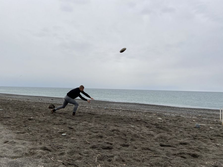 За работой на адлерском пляже Иван Кудрявцев