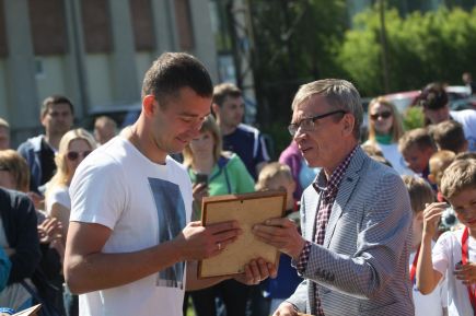 Большие звёзды светят малым