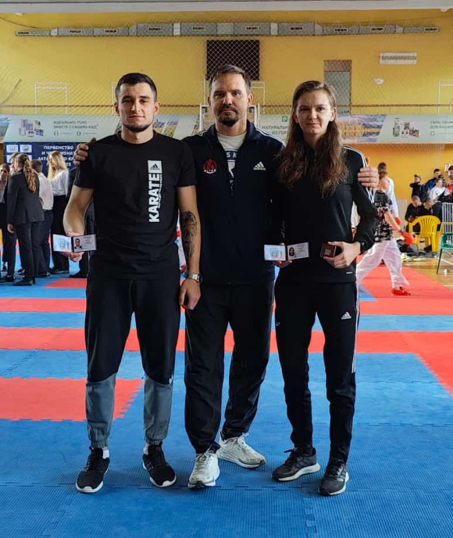 Мастера спорта Руслан Арабский, Дарья Бронникова и их тренер Роман Селиверстов