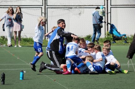 Большие звёзды светят малым