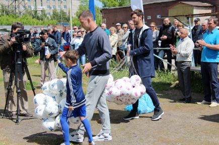 Большие звёзды светят малым