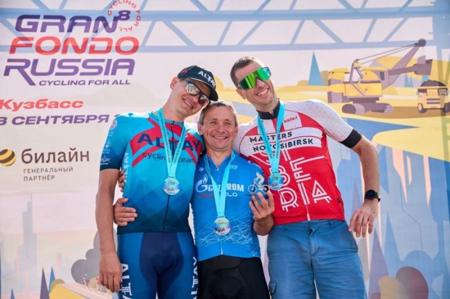 Андрей Воронков (в центре) на призовом подиуме велосипедных соревнований