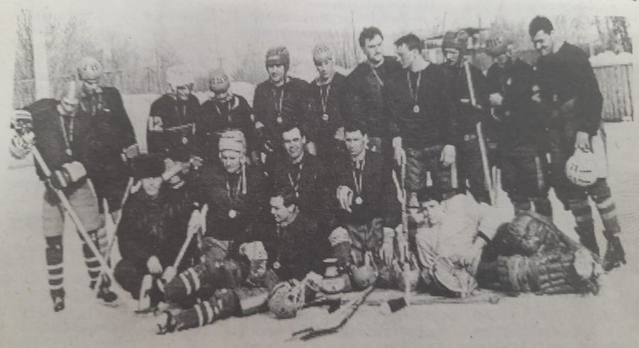 Команда Каменского района - победительница хоккейного турнира. Фото: "На спортивных аренах Алтая"  