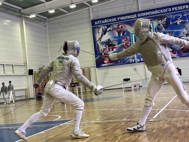 Фехтовальщики-саблисты определили сильнейших на Кубке Алтайского края