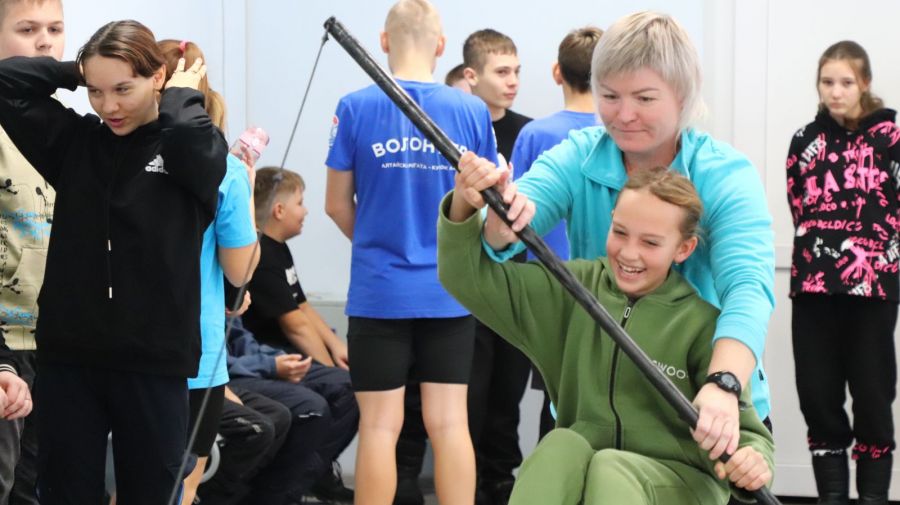 Тренер интерната при АУОР Наталья Самсонова и воспитанники спортшколы показали ребятам азы работы на гребных тренажерах. Фото: "Алтайский спорт"