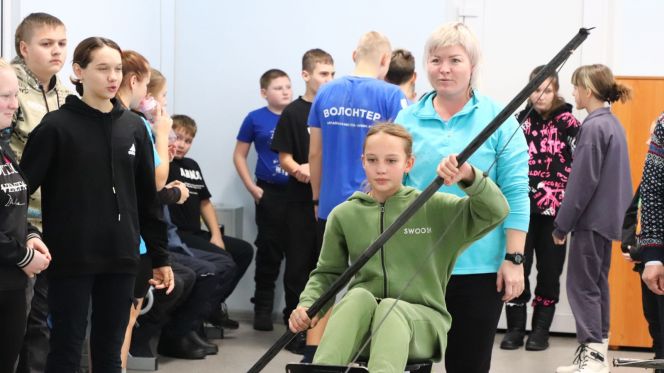 Тренер интерната при АУОР Наталья Самсонова и воспитанники спортшколы показали ребятам азы работы на гребных тренажерах. Фото: "Алтайский спорт"