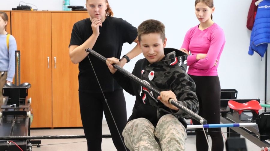 Тренер интерната при АУОР Наталья Самсонова и воспитанники спортшколы показали ребятам азы работы на гребных тренажерах. Фото: "Алтайский спорт"