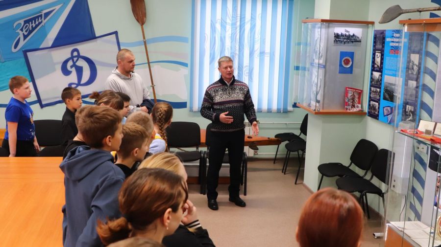 Экскурсию по гребному каналу провел замдиректора СШОР Дмитрий Кащеев. Фото: "Алтайский спорт"