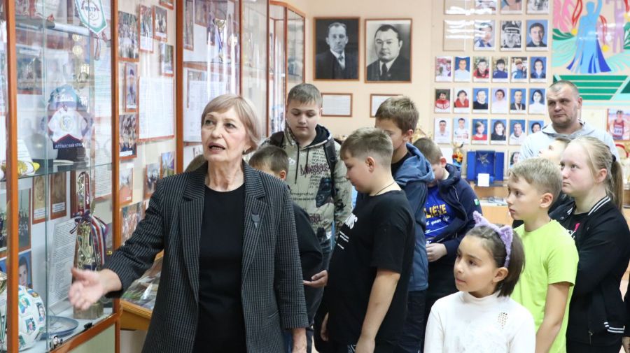 Лариса Андреевна Звягинцева познакомила ребят с музеем спорта АУОР. Фото: "Алтайский спорт"