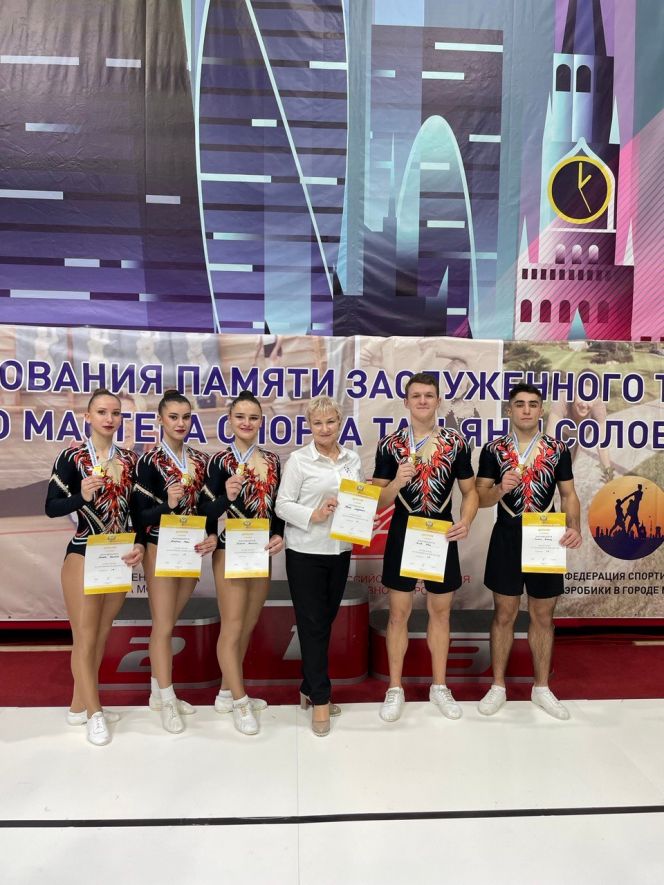 Победители Кубка России-2023 (слева направо): Вероника Малеева, Анастасия Закопко, Мария Погорелая, Иван Басов и Асканаз Галстян. Главный тренер сборной Алтайского края Наталья Гринина