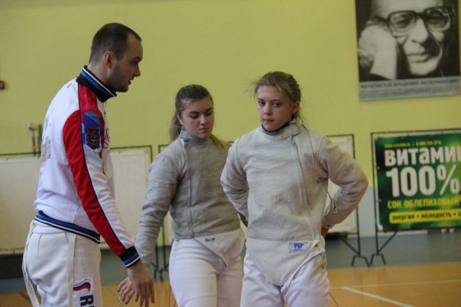 Главный тренер отделения фехтования Данил Бубенчиков и его воспитанницы