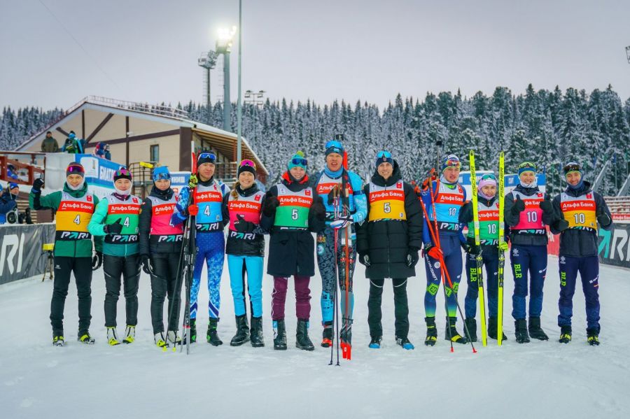 Даниил Серохвостов и Анастасия Гришина (первые слева) в "бронзовом" составе команды Новосибирской области. Фото: "ЮграМегаСпорт"