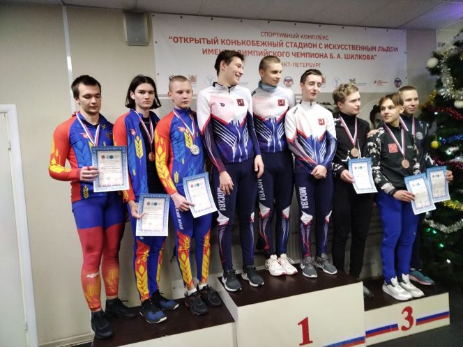 Команда Алтайского края (на пьедестале слева) - серебряный призёр II  этапа Кубка Союза конькобежцев России в командном забеге на 8 кругов