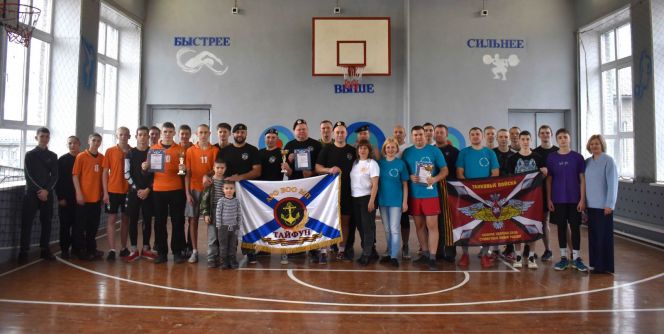 Веселее вместе! В барнаульском Лицее №52 состоялся турнир по волейболу между школьниками и ветеранами боевых действий 