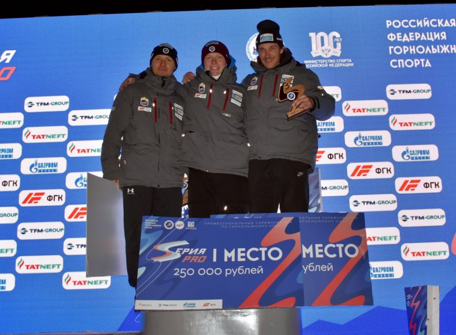 Семён Ефимов (справа) на церемонии награждения. Фото: ФГСР