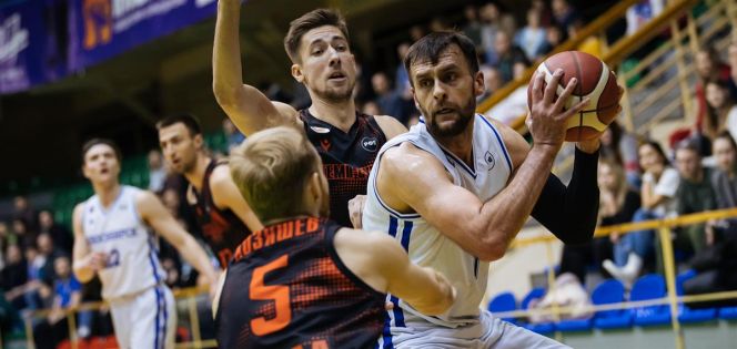 Фрагмент матча "Новосибирск" - "Темп-СУМЗ". Фото: сайт РФБ